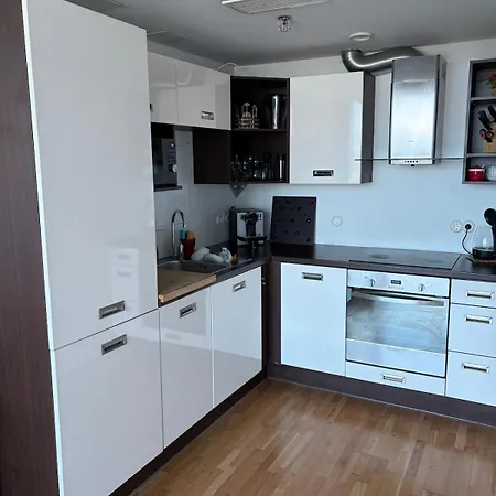 Sky-high Lake-view Retreat, Near City, Airport&bus Apartment *
