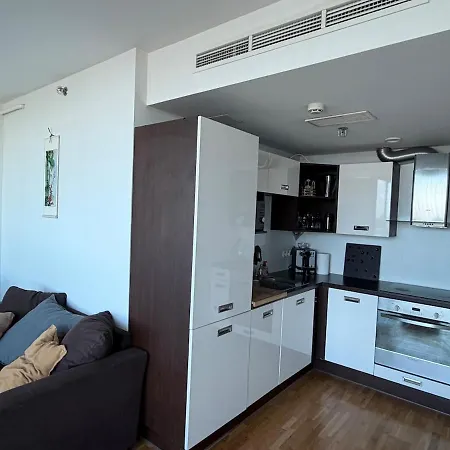 Apartment Sky-high Lake-view Retreat, Near City, Airport&bus